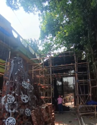  এর পর আসতে হবে পাঁচমাথা মোড় বারোয়ারিতে। এই বছরের থিম ভাঙরি গোলা। বোঝাই যাচ্ছে সমস্ত রকম ভাঙরি উপকরণ দিয়েই সেজে উঠেছে মণ্ডপ। 