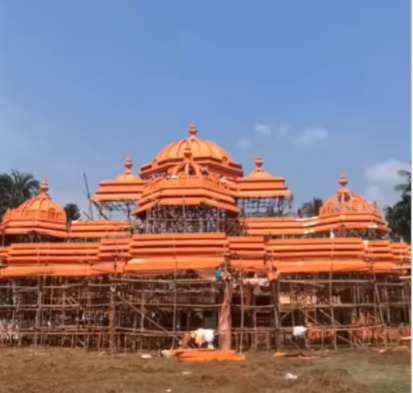 এখানে দেবী দর্শন হয়ে গেলেই চলে আসতে হবে কালীনগর রেনবোতে। যেখানে দেখা মিলবে ‘দিল্লির অক্ষরধাম মন্দির’-এর!