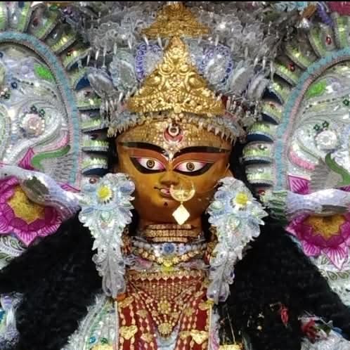  এর পরই চলে যেতে হবে তাঁতিপাড়া বারোয়ারির ‘বড় মা’-এর কাছে।