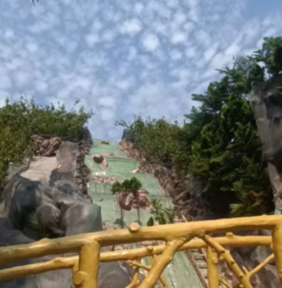 রাধানগরের আরও একটি গুরুত্বপূর্ণ পুজো হল রাধানগর অন্নপূর্ণা বারোয়ারির পুজো। এই বছরের ভাবনা ‘দুধ সাগর জলপ্রপাত’।  