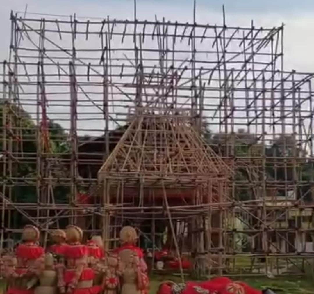 বাংলা শিল্পের সাবেকিয়ানায় মোড়া ঘূর্ণি ভাই ভাই। ঘূর্ণির নবারুণ সঙ্ঘের থিম, ‘চাই না হতে উমা’। এর পর ঘূর্ণির স্মৃতি সঙ্ঘের থিম, ‘সোনার খনি’। 