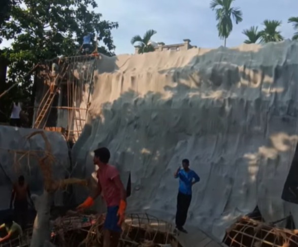 ফের বাস্তবতার ছোঁয়া ঘূর্ণি আদি ঘরামি পাড়া বারোয়ারির পুজোয়। উত্তরবঙ্গের ভয়াবহ বিপর্যয়।  