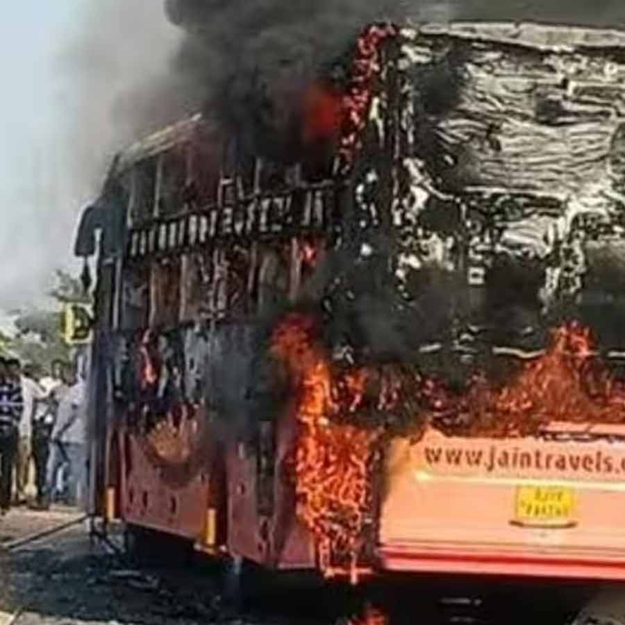 Passenger Bus caught fire in Jaipur after it came in contact with high voltage wire dgtl