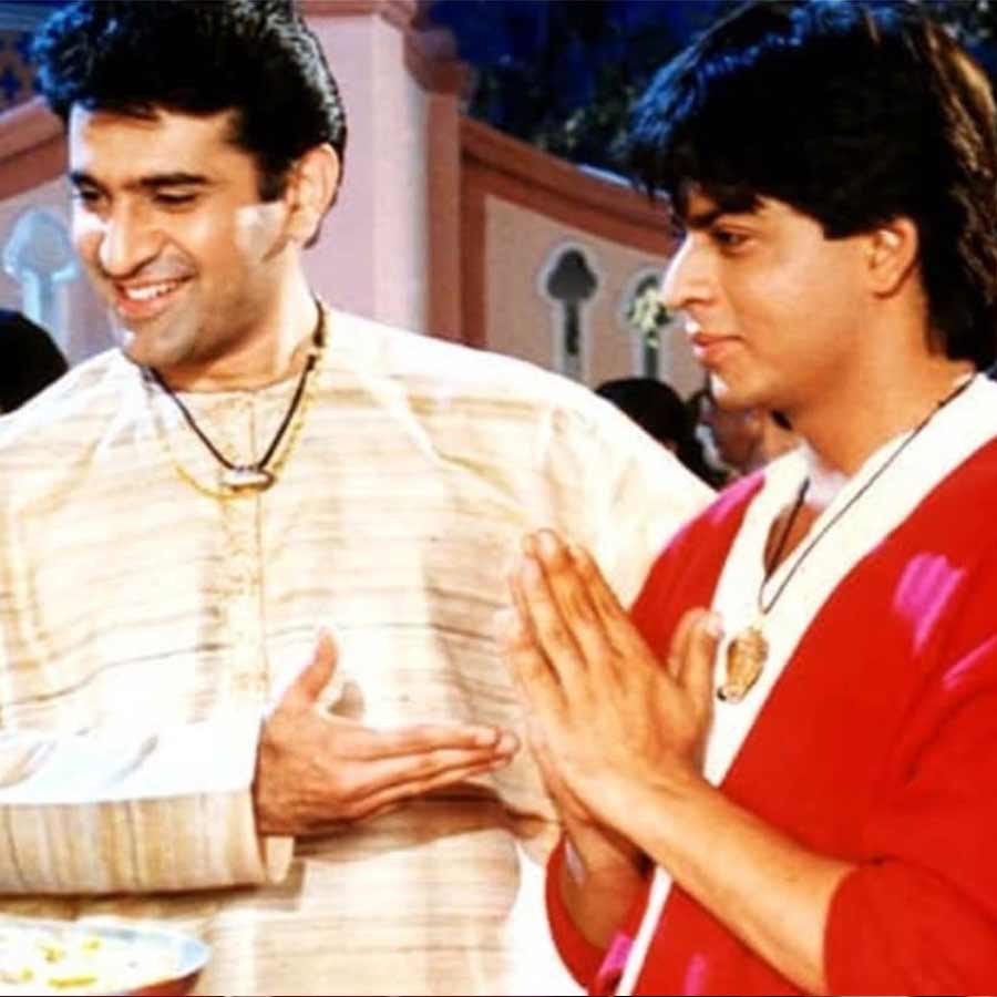 ‘ডিডিএলজে’র দৃশ্যে পরমীত সেঠীর সঙ্গে শাহরুখ খান। ছবি: সংগৃহীত।