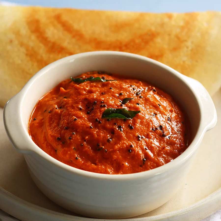 ইডলি, দোসার সঙ্গে খাওয়া হয় কারা চাটনি।