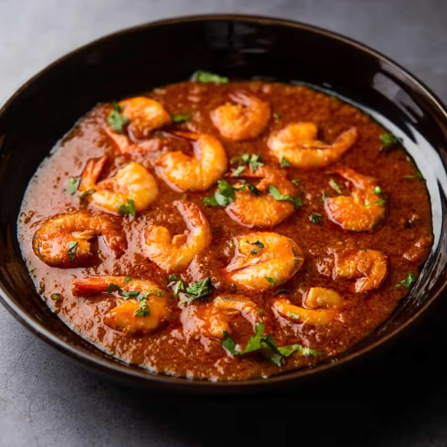 ঝাল, মশলার সমাহারে তৈরি হয় দক্ষিণী এই চিংড়ির পদটি।