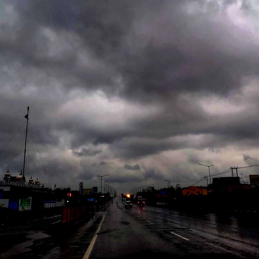 অন্ধ্র উপকূলে ঘূর্ণিঝড় মোন্থার আছড়ে পড়ার প্রক্রিয়া শুরু হয়েছে।