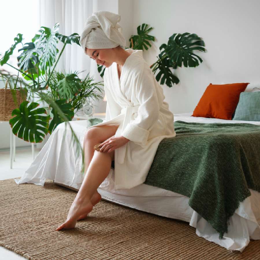 বাড়িতেই নিন ত্বকের যত্ন। কী ভাবে ভাল থাকবে পা থেকে নখ?