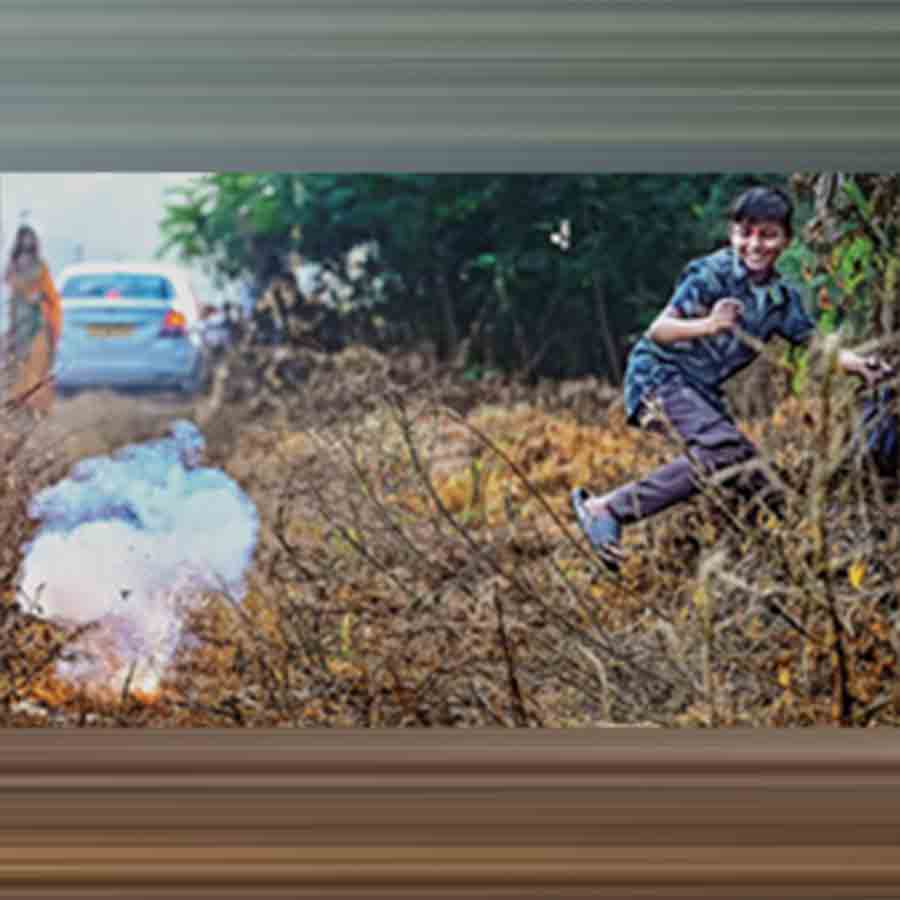 আওয়াজখানা দিচ্ছে হানা....: ছটপুজোয় নিষিদ্ধ শব্দবাজির দাপট। মঙ্গলবার সকালে, রুবি মোড় সংলগ্ন আনন্দপুরের কাছে।