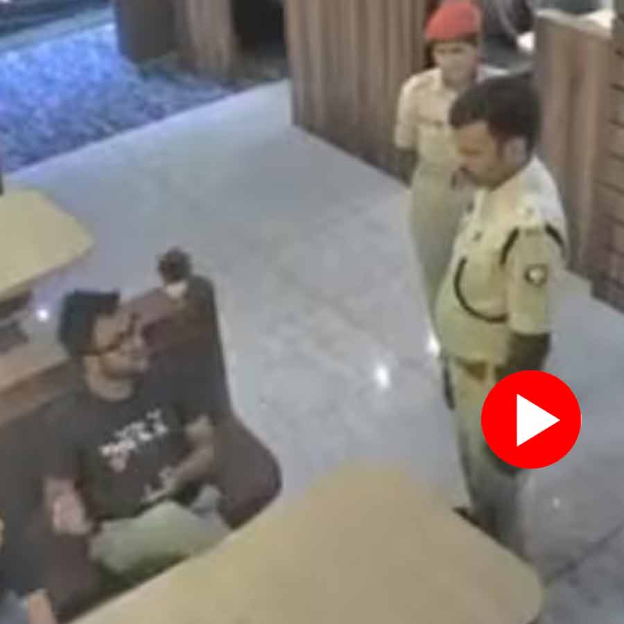 SHO of Barsoi police station arguing with a brother and sister at restaurant