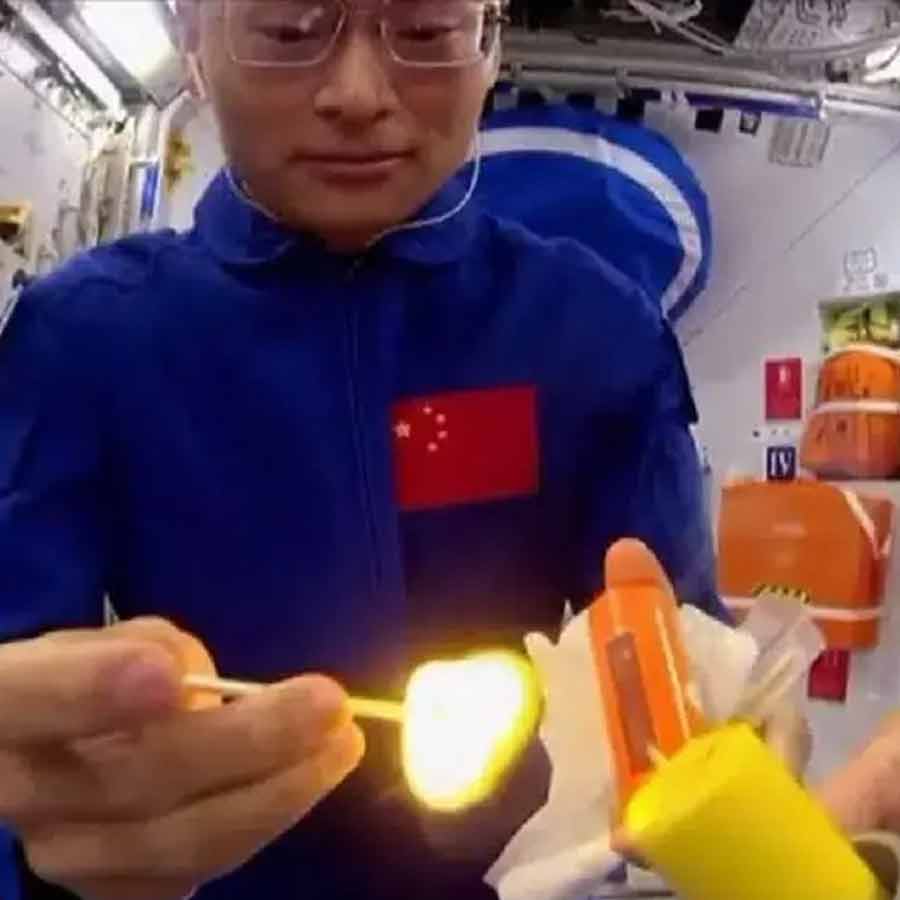 চিনা মহাকাশচারীর হাতে জ্বলন্ত দেশলাই কাঠি এমনই দেখতে ছিল। 
