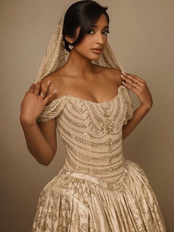 মনীশ মলহোত্রের নকশা করা পোশাকে মৈত্রেয়ী রামাকৃষ্ণন। 