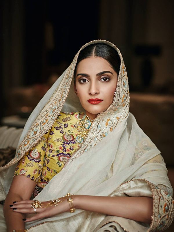 আগে শাড়ির আঁচলেই ঘোমটা দিতেন ভারতীয় মহিলারা। তেমনই সাজে সোনম কপূর। 