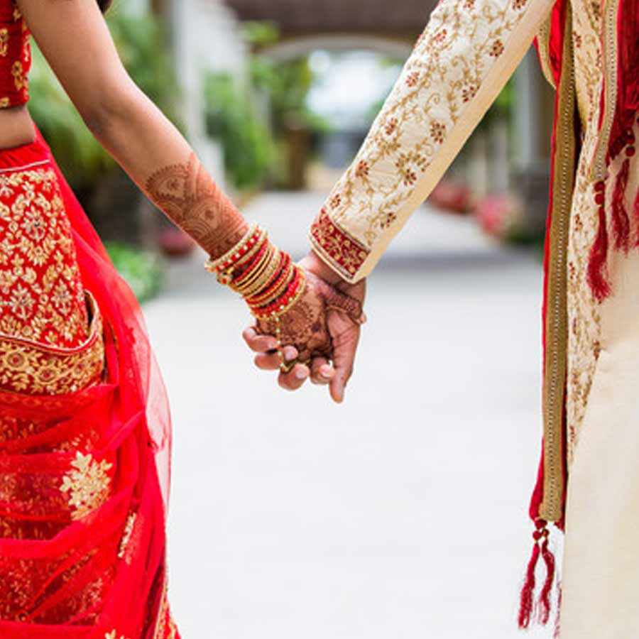 সাদারণত ৬, ১৫ এবং ২৪ তারিখে জন্মগ্রহণকারীদের জন্মসংখ্যা অনেক সময় ৬ হতে দেখা যায়। ৫ সংখ্যার জাতক-জাতিকাদের সঙ্গে এই সংখ্যার জাতকদের বিবাহিত ও দাম্পত্যজীবন সুখের হয়। ৬ সংখ্যার জাতক-জাতিকারা যখন অস্থির হয়ে ওঠেন তখন তাঁদের আদর ও ভালবাসা দিয়ে ভরিয়ে তোলেন ৫ সংখ্যার মানুষেরা। ৮ সংখ্যার জাতক-জাতিকারা ব্যবসায়িক উদ্যোগের জন্য ৬-এর জাতক-জাতিকার জন্য উপকারী।