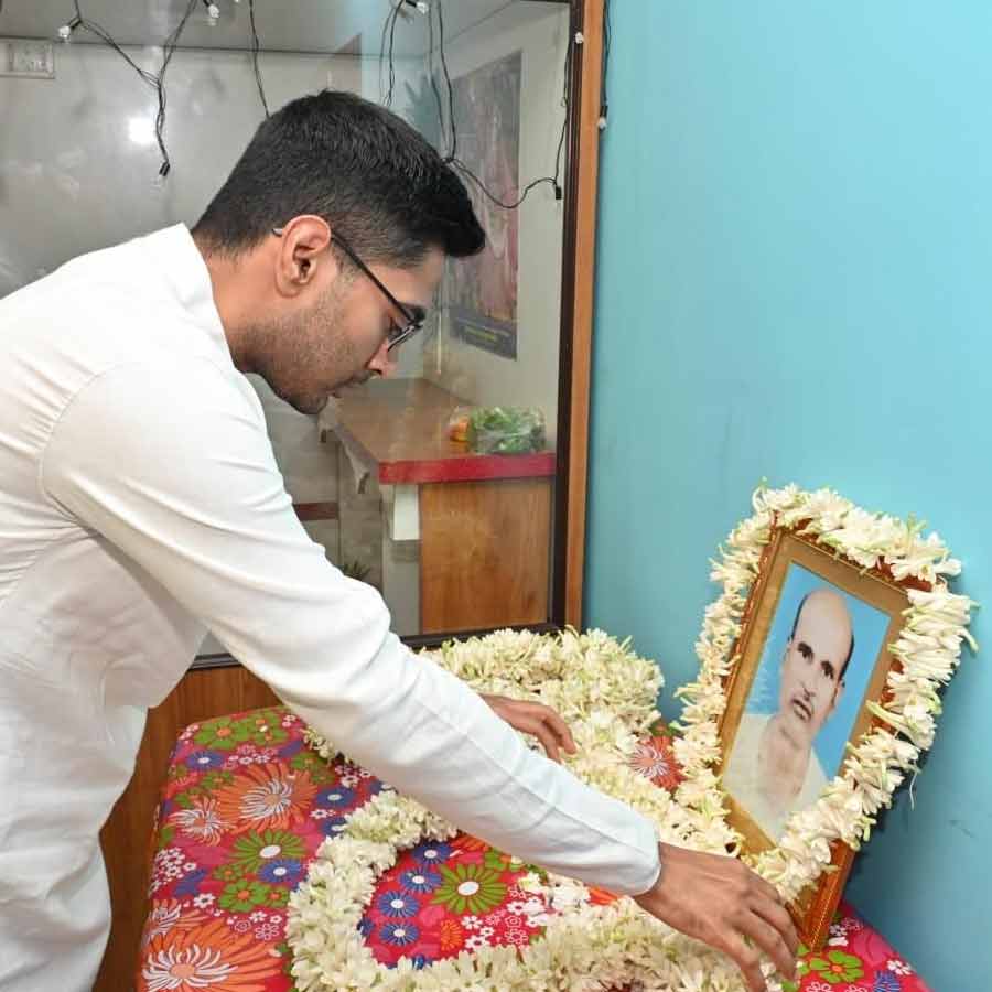 মৃত প্রদীপ করের ছবিতে মালা দিয়ে শ্রদ্ধা নিবেদন অভিষেক বন্দ্যোপাধ্যায়ের।
