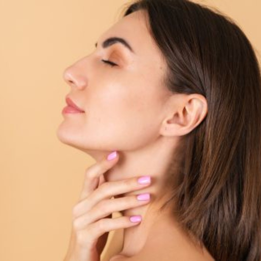 গলার ত্বক টানটান করতে ব্যায়াম করুন।