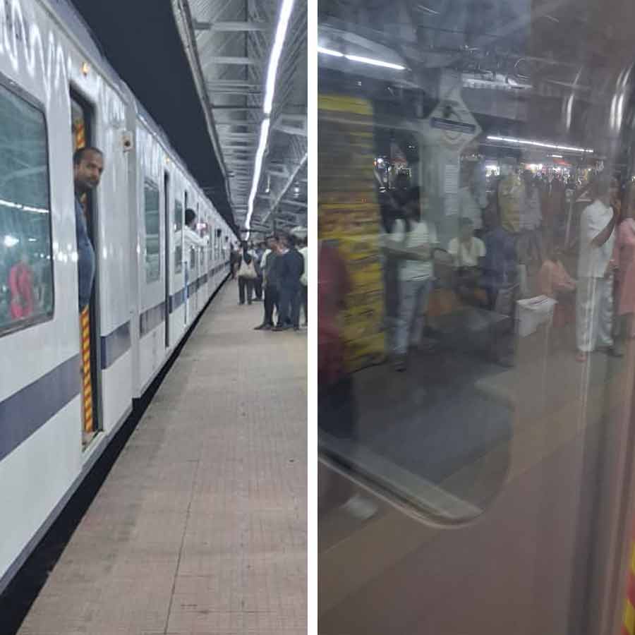 Issues with Gates of Ranaghat bound AC local train at Gobardanga station, passengers agitated dgtld