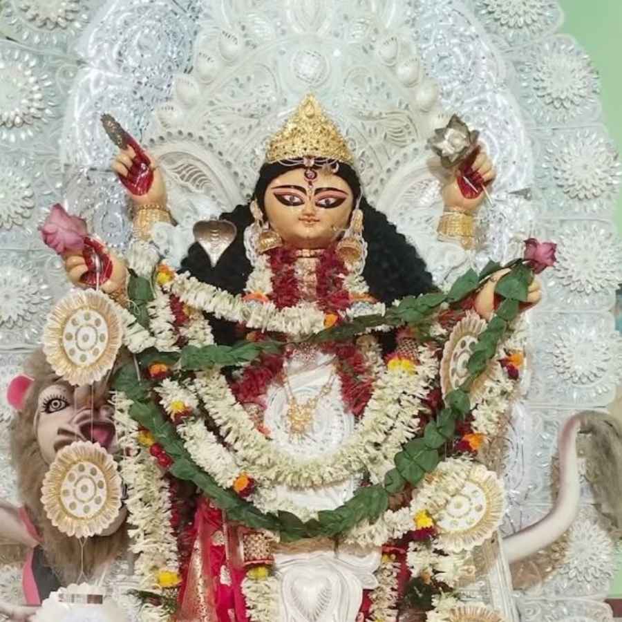 Busty bufetchini naqd pul evaziga orqa xonada jinsiy aloqada bolishga jalb qilishdi.