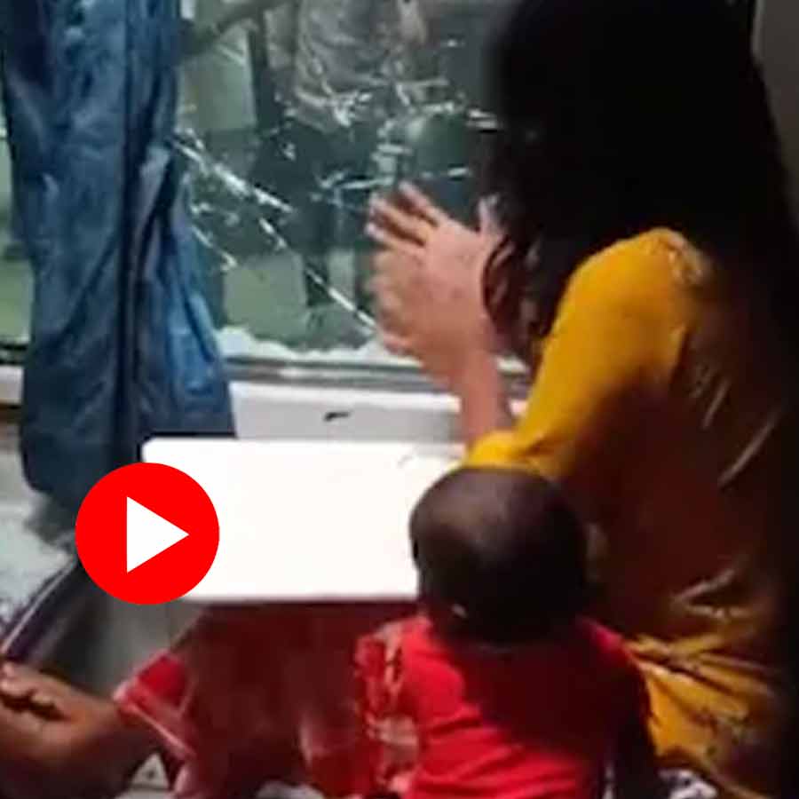 Video shows woman break window of ac coach after her purse allegedly stolen in Train