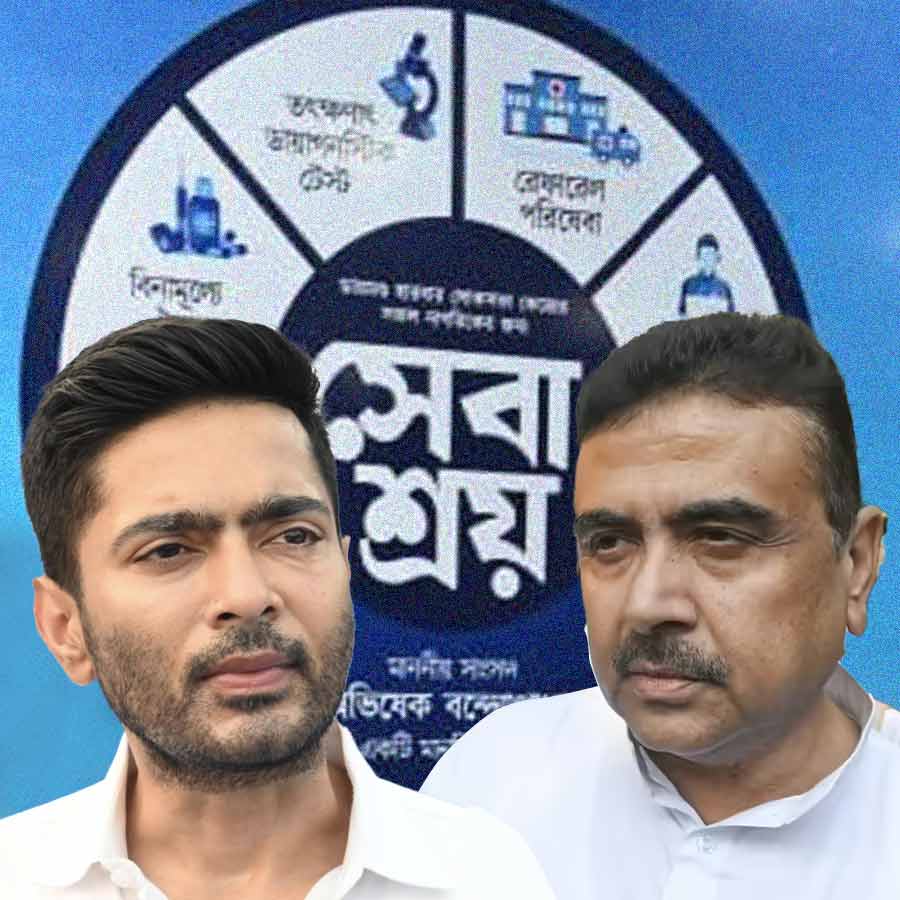 (বাঁ দিকে) তৃণমূলের সাধারণ সম্পাদক অভিষেক বন্দ্যোপাধ্যায় এবং বিধানসভার বিরোধী দলনেতা শুভেন্দু অধিকারী (ডান দিকে)।