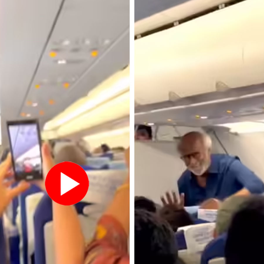 বিমানে ইকনমি ক্লাসে সফর করলেন রজনীকান্ত।