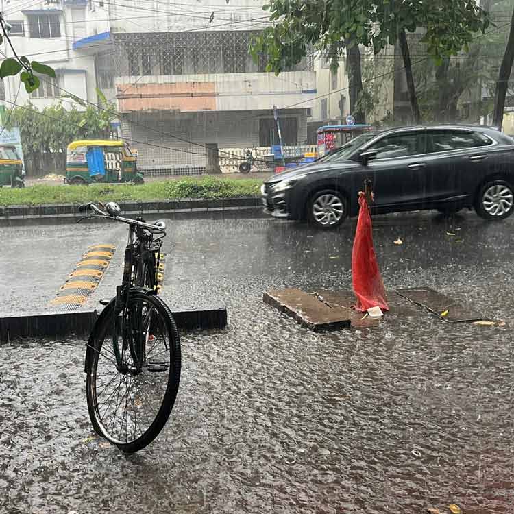 বৃহস্পতিবার দুপুরে মুষলধারে বৃষ্টি নামে সল্টলেকে।