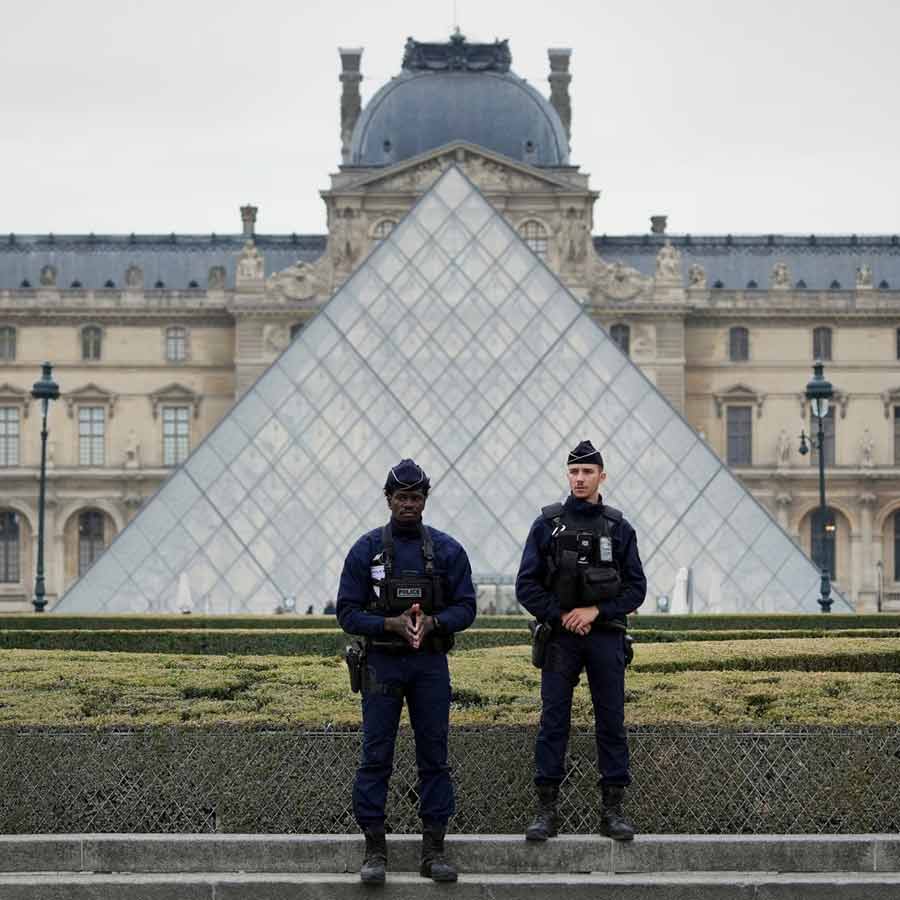 Several suspects in Louvre heist arrested from Paris region dgtl