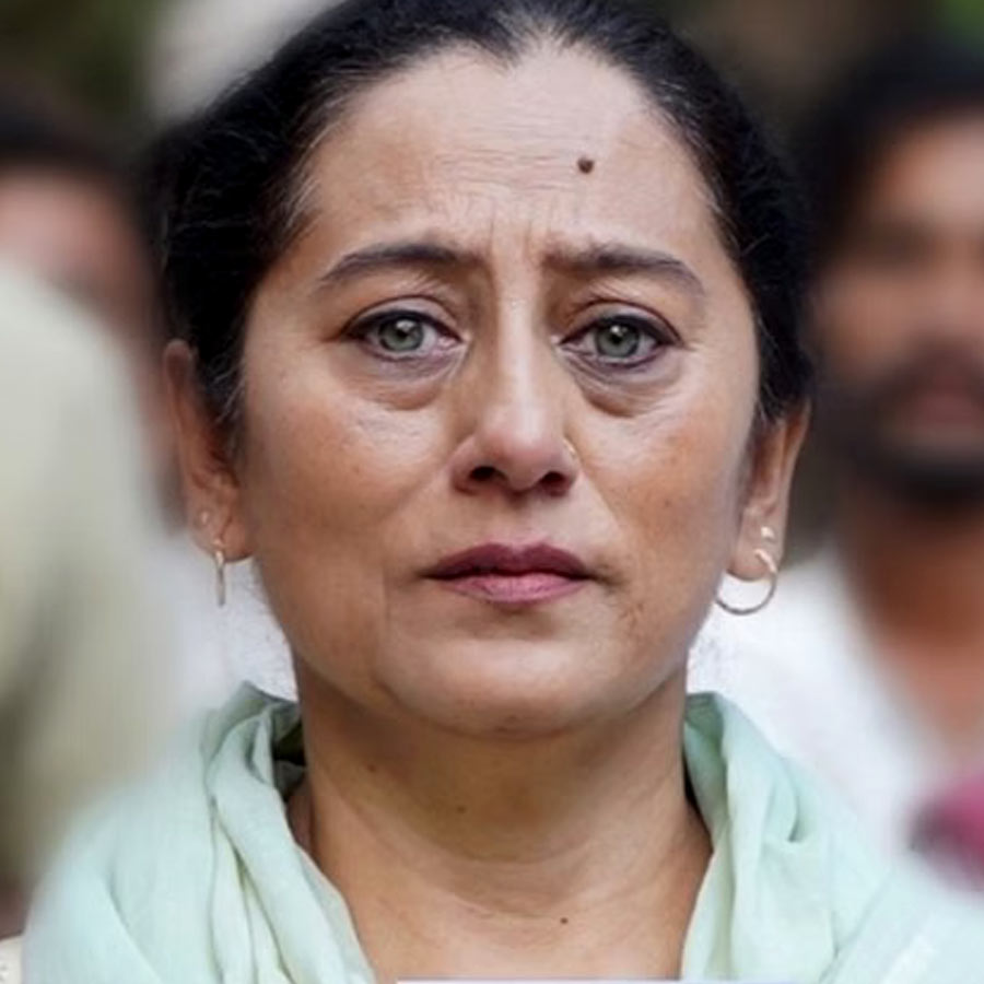 কেন বিরক্ত অভিনেত্রী পিলু বিদ্যার্থী?