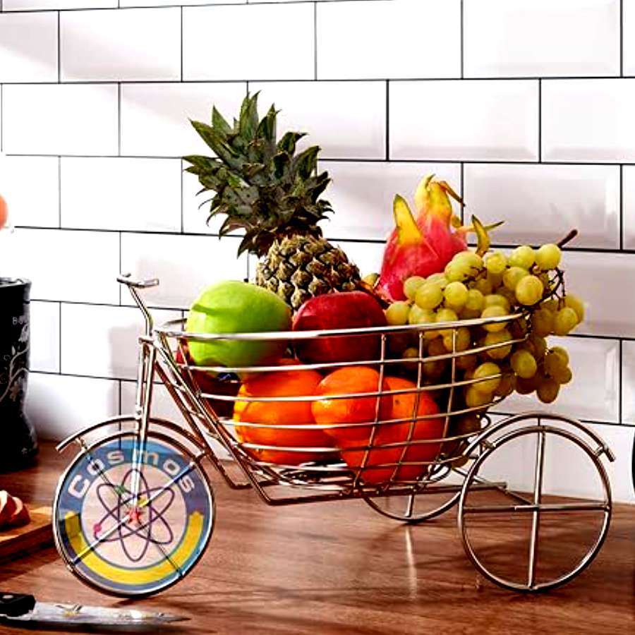 সাইকেলের আকারের এমন পাত্রেও ফল রাখা যায়।