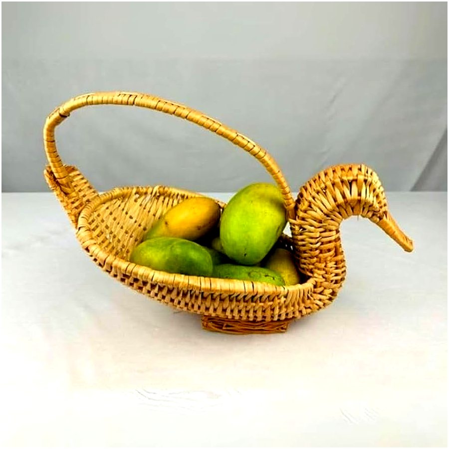 বেত, জুট দিয়ে তৈরি ফল রাখার বিভিন্ন পাত্র পাওয়া যায়। এটি দেখতে হাঁসের মতো।