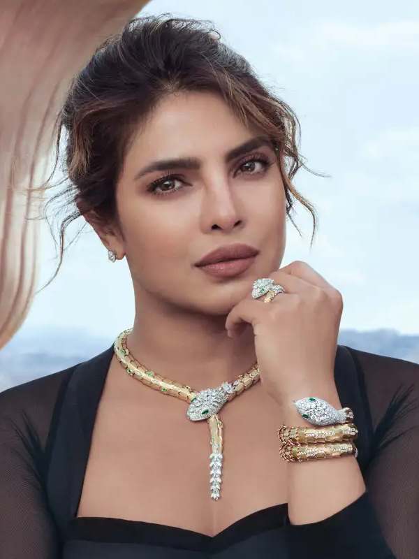 সারপেন্টি নেকলেস, ব্রেসলেট এবং আংটি পরেছেন প্রিয়ঙ্কা। 