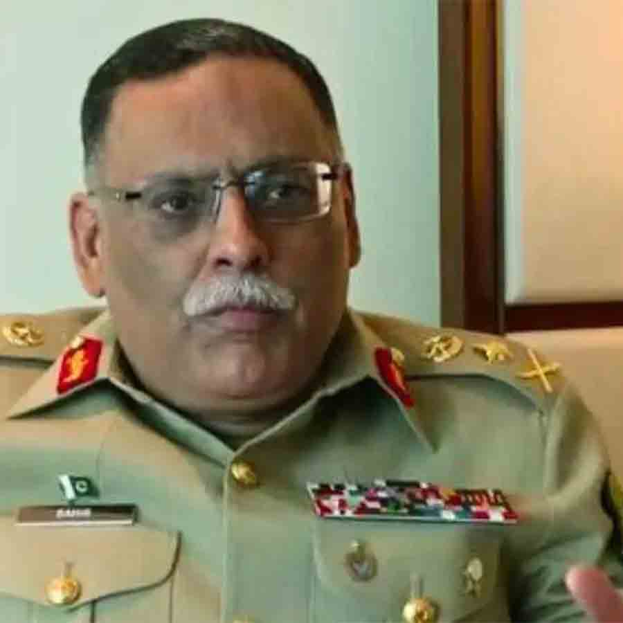 Pak army chief in controversy over fake rifles