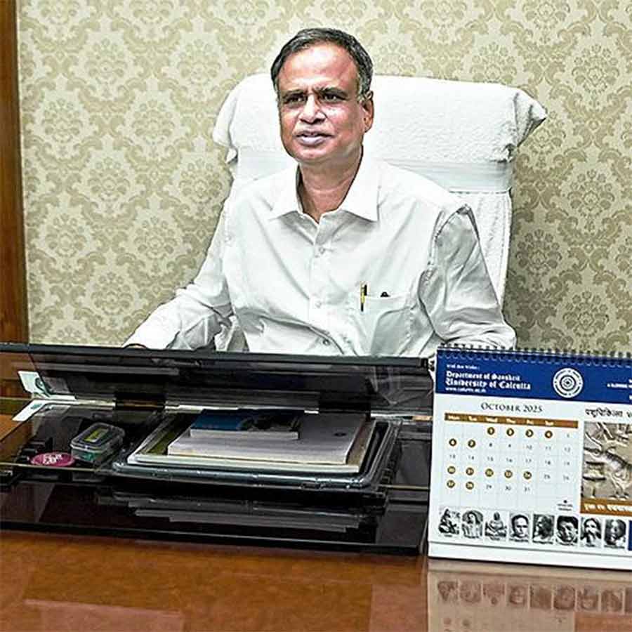 Vice-Chancellor seeks funding for Calcutta University research center