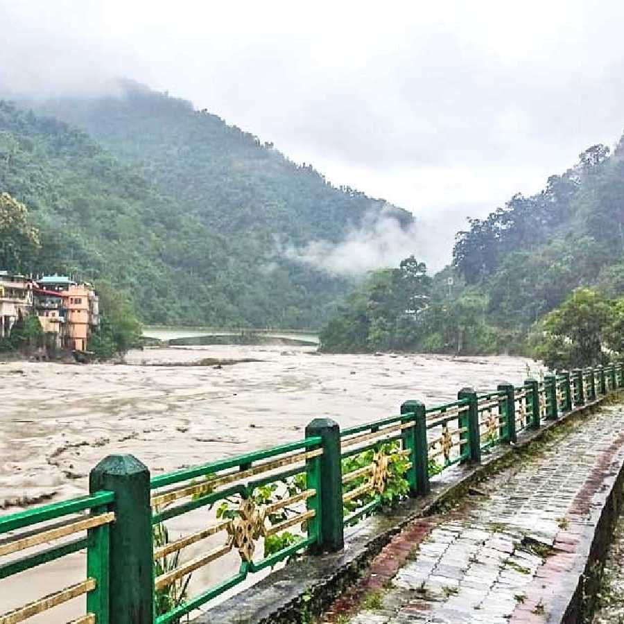 ভারী বৃষ্টির কারণে দার্জিলিঙে দুর্যোগের আশঙ্কা, জারি করা হয়েছে লাল সতর্কতা।
