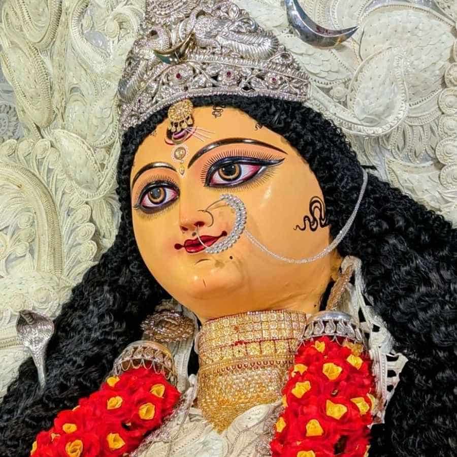 Chandannagar Jagaddhatri Puja 2025 the Story Behind Kolupukur Helapukur Pujas dgtl