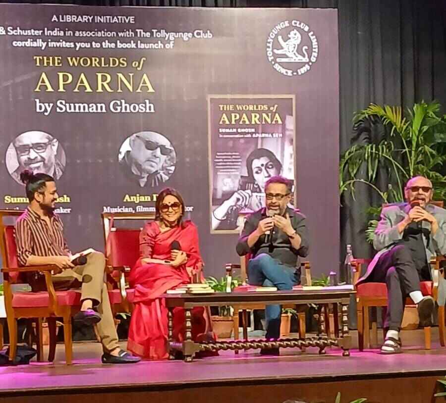 বইপ্রকাশ অনুষ্ঠানের মঞ্চে লেখক সায়ন্তন ঘোষ, অপর্ণা সেন, সুমন ঘোষ, অঞ্জন দত্ত।