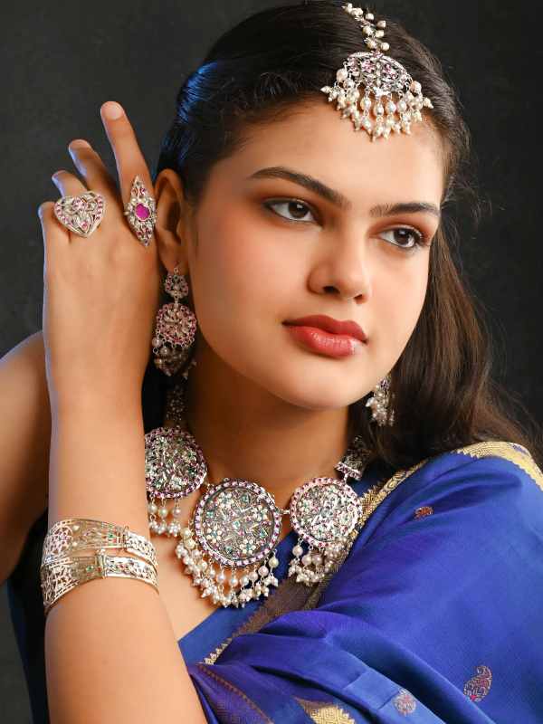 বিয়ের চার দিনের নানা রকমের সাজ সাজতে হয় কনেকে। বিয়ের দিনে যদি সোনা পরতেই হয় তবে রিসেপশন বা অন্য অনুষ্ঠানেও রুপোর সাজ পরা যেতে পারে।