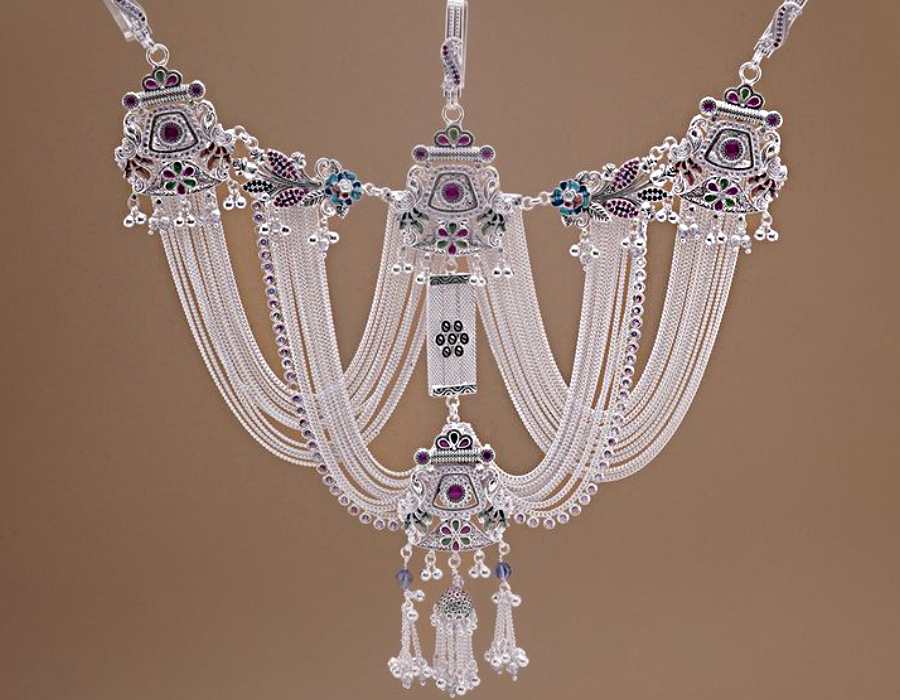 রুপোর কোমরবন্ধ। 