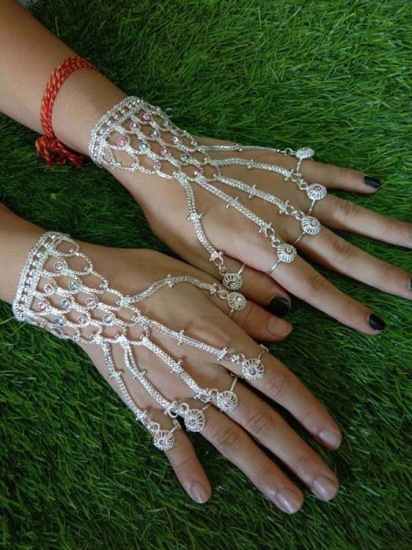 রুপোর হাত পদ্ম কনের হাতে তো বটেই নিকটাত্মীয়াদের জমকালো সাজেও সঙ্গী হতে পারে।