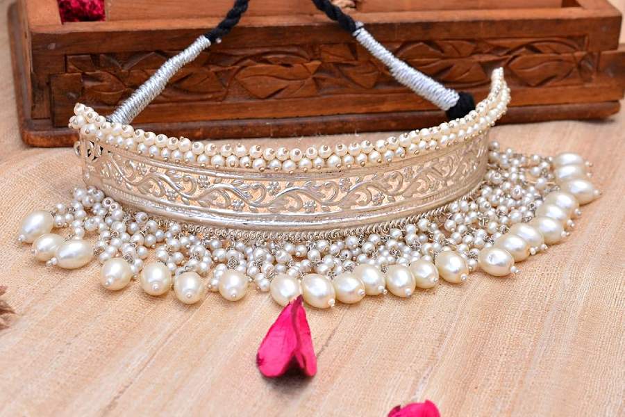 এমন একটি রুপোর চোকার গলায় থাকলে সাজ খুলে যাবে।   