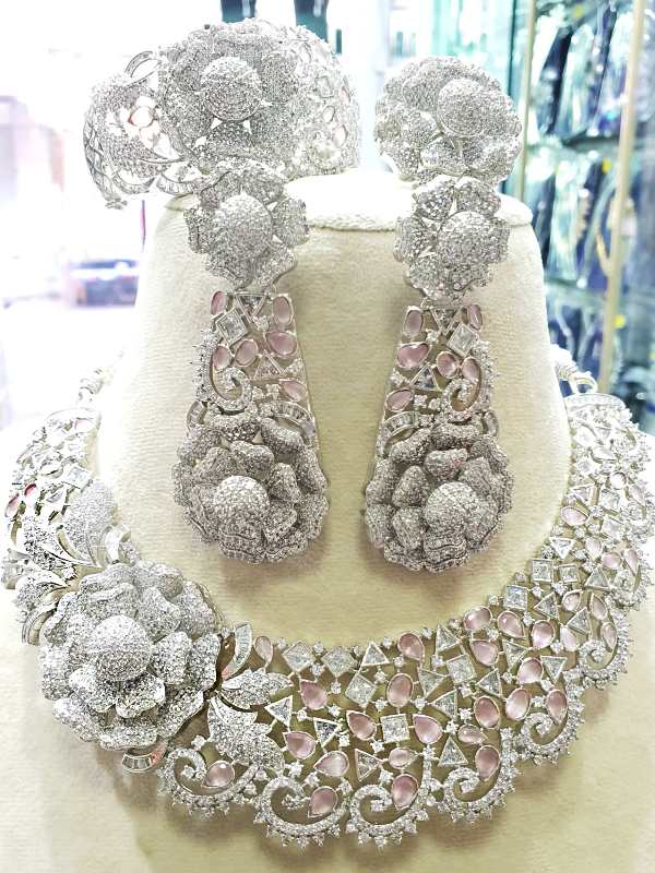 রুপোর উপর হিরে বসানো বিয়ের অলঙ্কারও পাওয়া যাচ্ছে। 