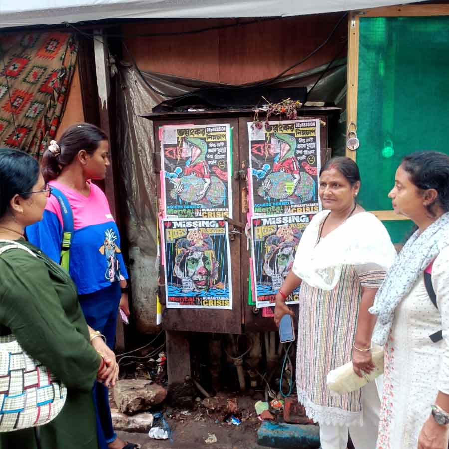 কলকাতার স্বেচ্ছাসেবী সংস্থার মনোসমাজকর্মীরা।