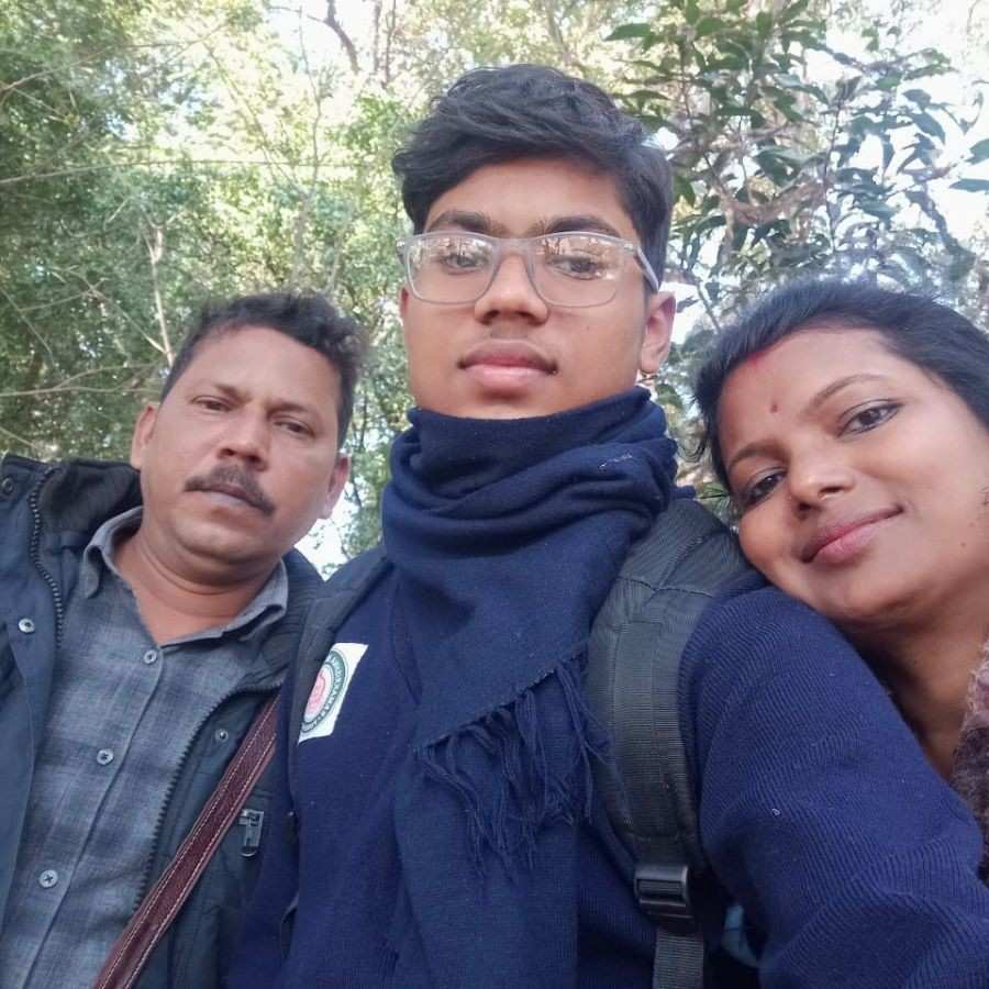 আদিত্য এবং তার মা-বাবা।