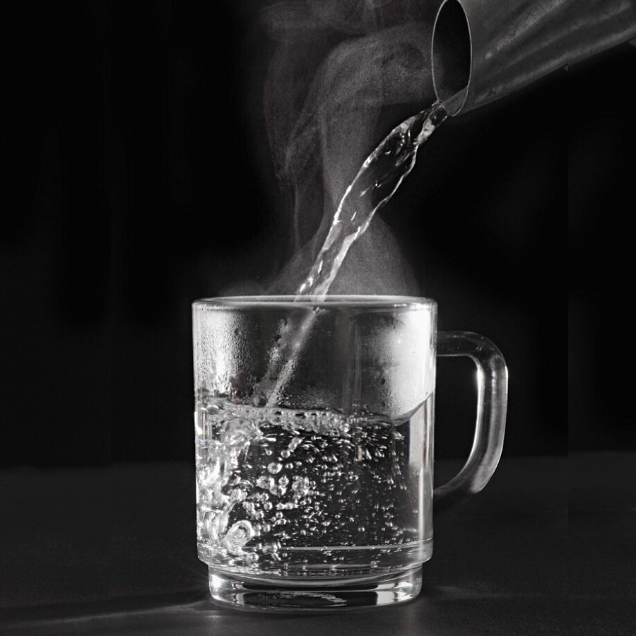 সকালে উঠে এক গ্লাস গরম জল খান তারকারাও! তাতে শরীরে কী কী  উপকার হয় জানেন কি?