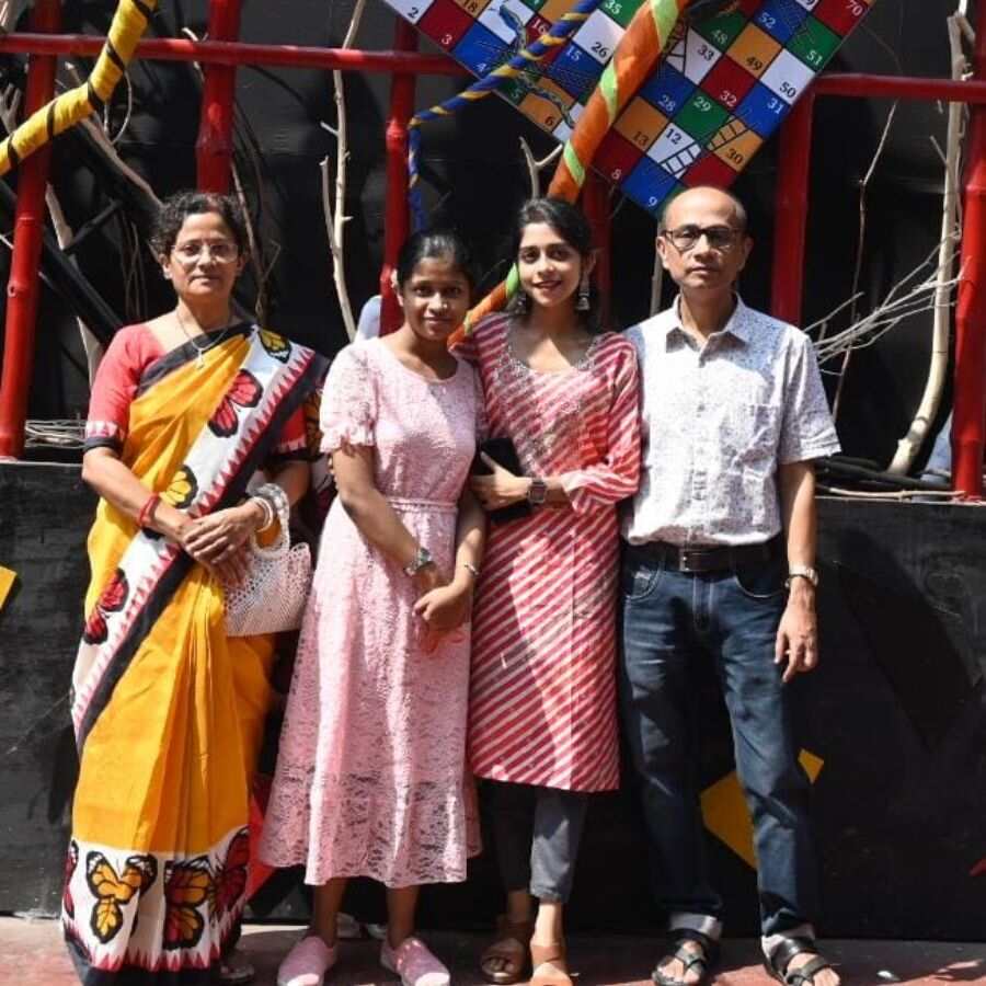 পরিবারের সঙ্গে অদ্রিজা। 