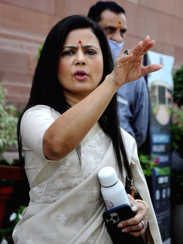 সংসদ ভবনেও গরম জলের বোতল  হাতেই থাকে মহুয়া মৈত্রের। 