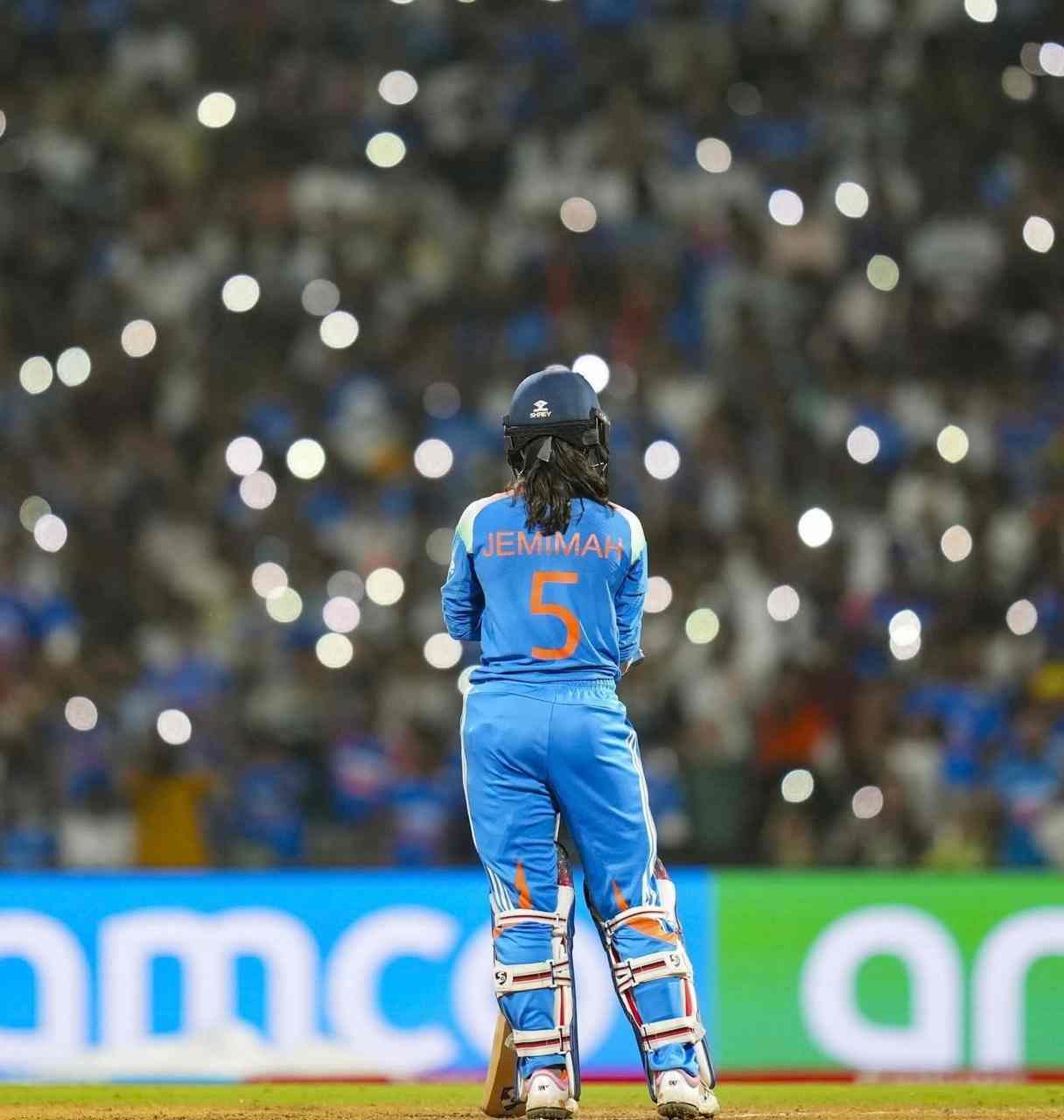 লক্ষ আলো।