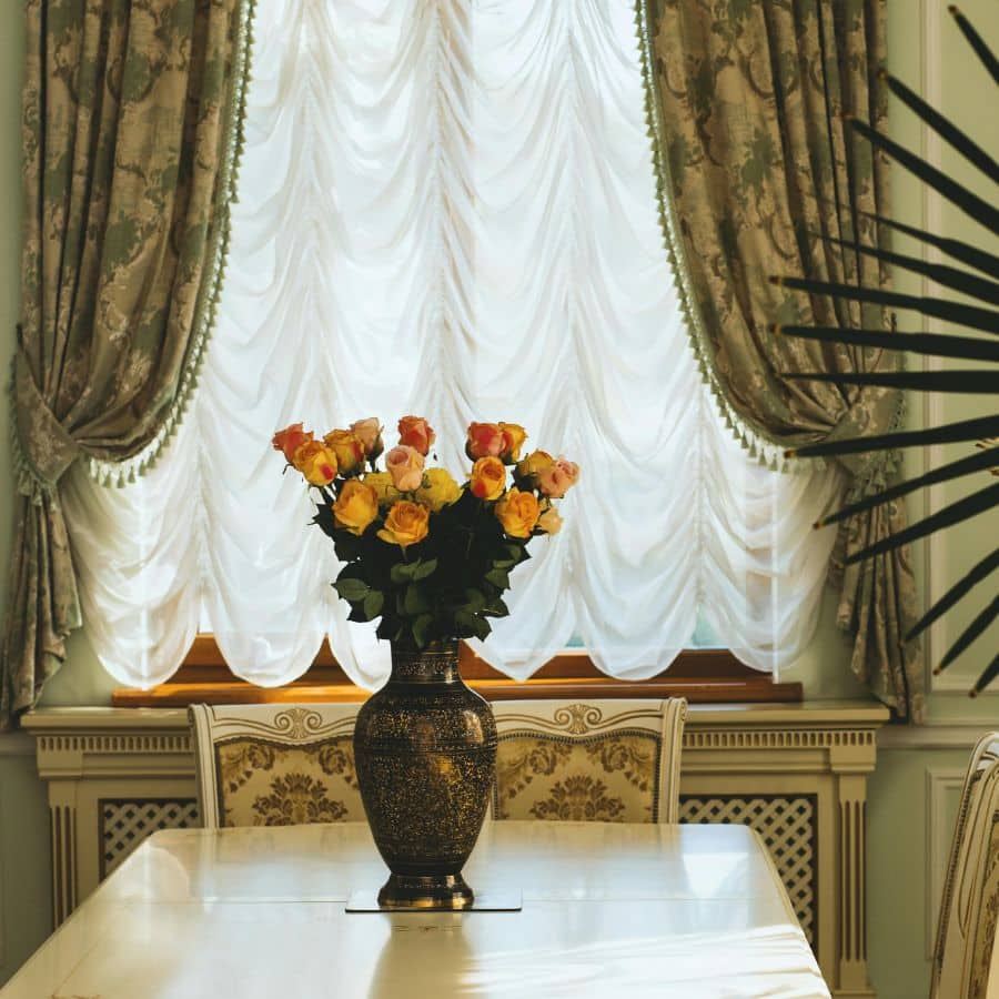 ৩। যে কোনও রঙের পর্দা লাগালেই চলবে না। এর রংও প্রভাব ফেলে নিত্যদিনের জীবনে। 