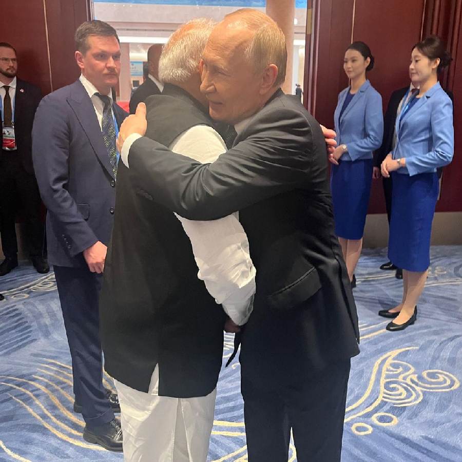 ভারতের প্রধানমন্ত্রী নরেন্দ্র মোদীকে আলিঙ্গন রুশ প্রেসিডেন্ট ভ্লাদিমির পুতিনের।