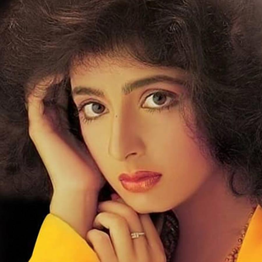 ১৯৭০ সালের এপ্রিল মাসে জন্ম কাঞ্চনের। তাঁর যখন মাত্র এক বছর বয়স, তখন থেকেই হিন্দি ছবিতে অভিনয় করেছেন। ‘সীমা’ এবং ‘মন মন্দির’ নামে দু’টি হিন্দি ছবিতে অভিনয় করেছিলেন তিনি। মাত্র সাত বছর বয়সে ‘দো শোলে’ নামের একটি হিন্দি ছবিতেও অভিনয় করতে দেখা গিয়েছিল তাঁকে।